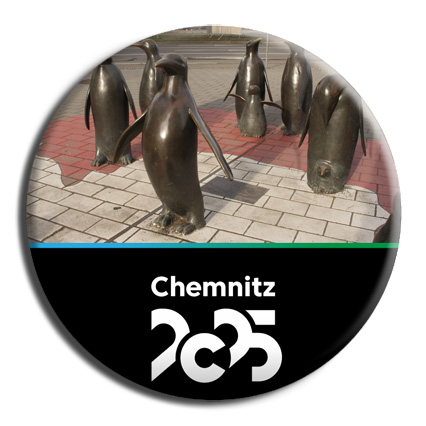 Pinguine - 16 bronze birds stand on the city map of Chemnitz and are undecided: Should we follow the longitude 15,000 km to Antarctica or go to the Linux days at the university.